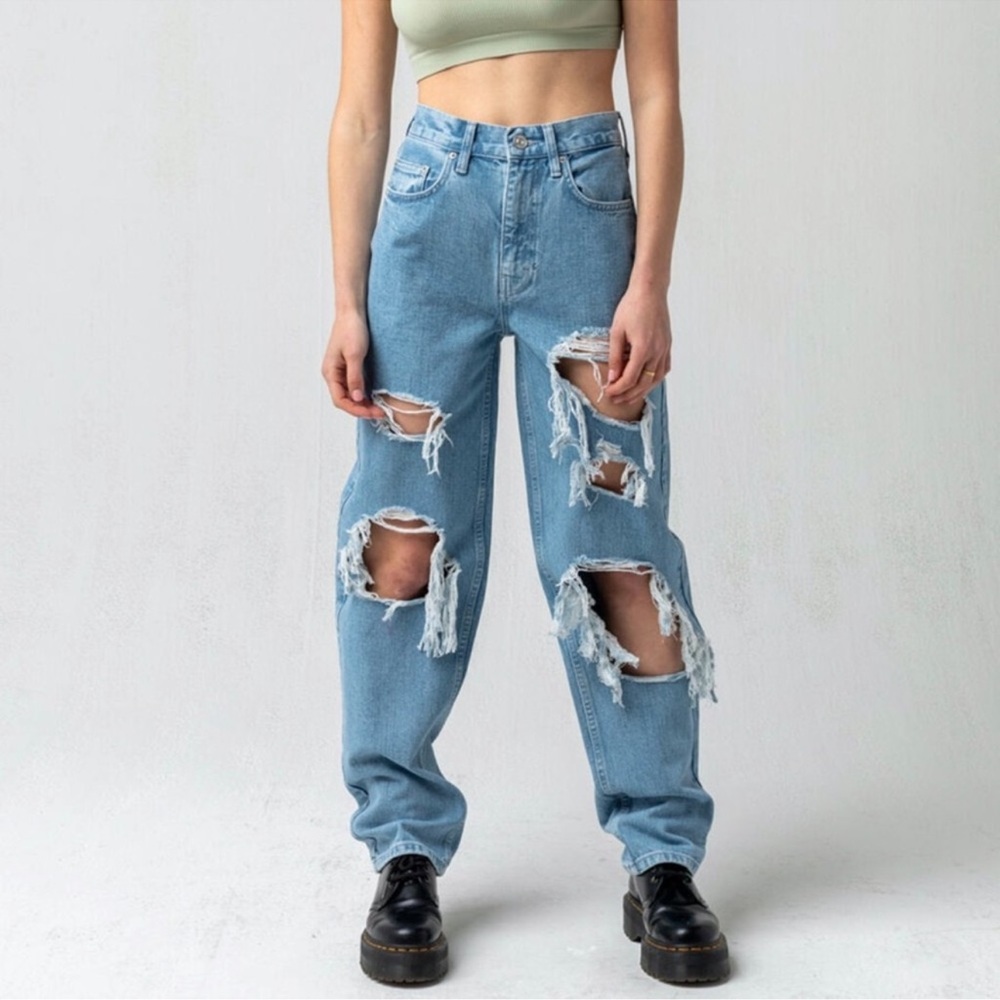 URBAN OUTFITTERS x BDG Baggy Boyfriend High Rise Destroyed Jeans in Light Wash